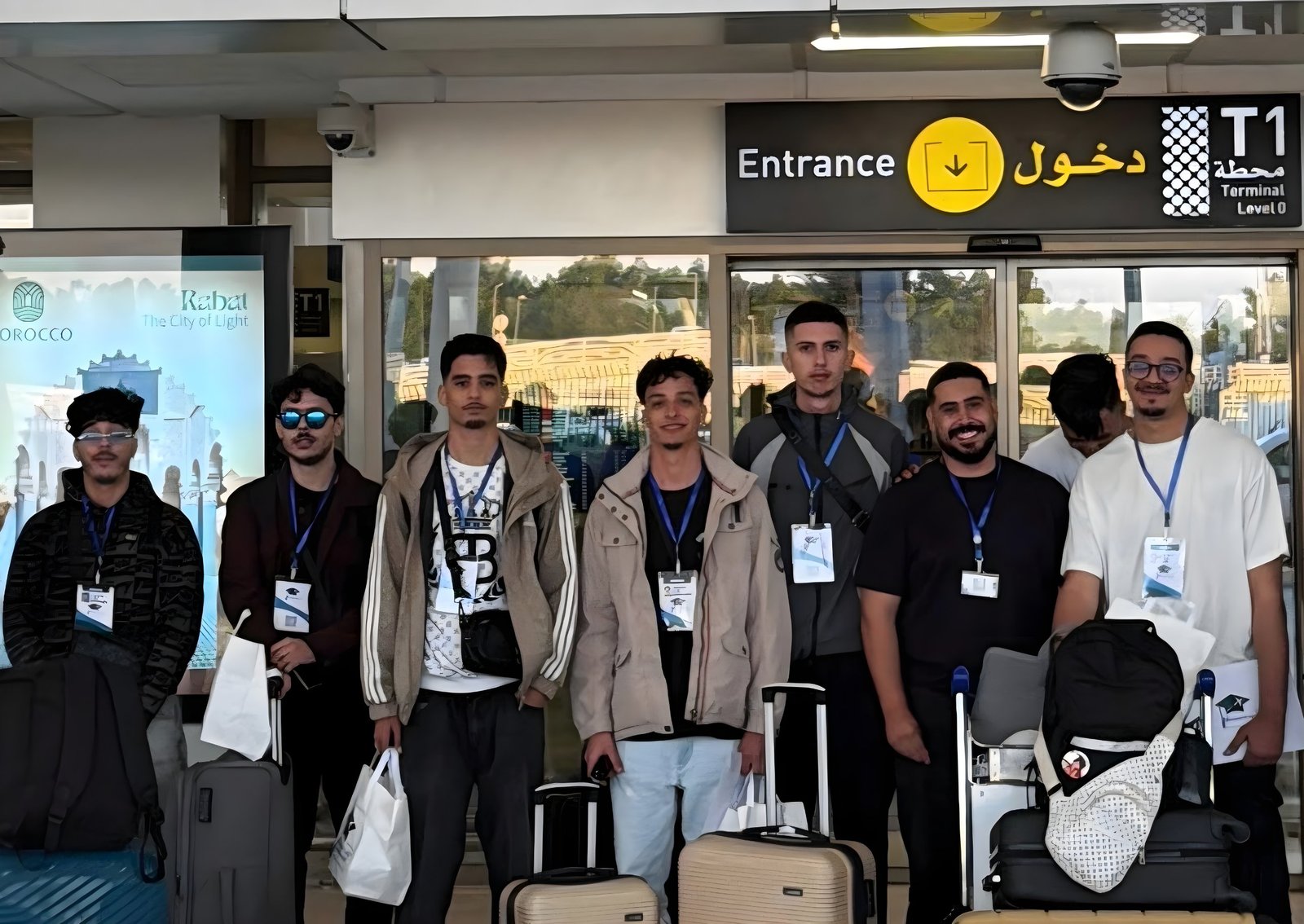 Étudiants arrivant à l'aéroport avec leurs valises